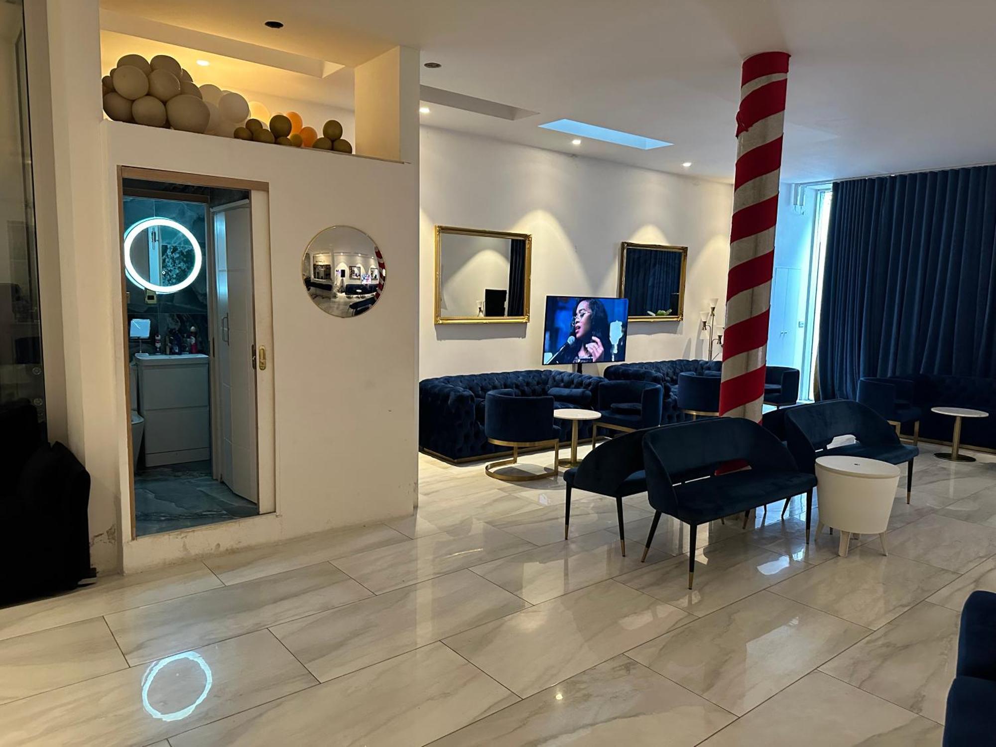 Hall - Barons Court * Londra